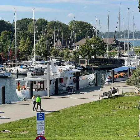 Hafenloge - Traumblick auf den Niendorfer Hafen bis zur Ostsee- *